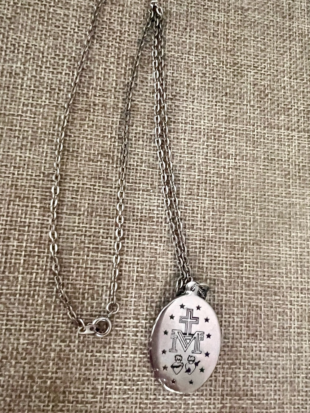 Vintage Virgin Mary Pendant and 20 in Chain. - Picture 3 of 4
